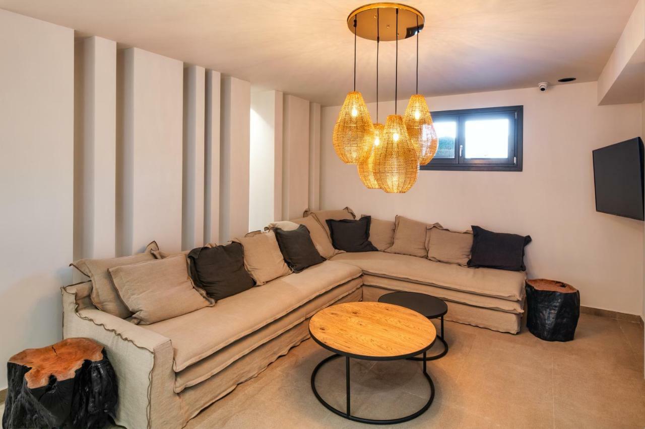 Uma Ray Suites Fira  Exteriör bild