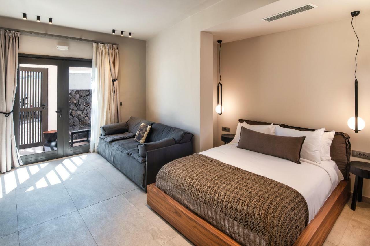 Uma Ray Suites Fira  Exteriör bild