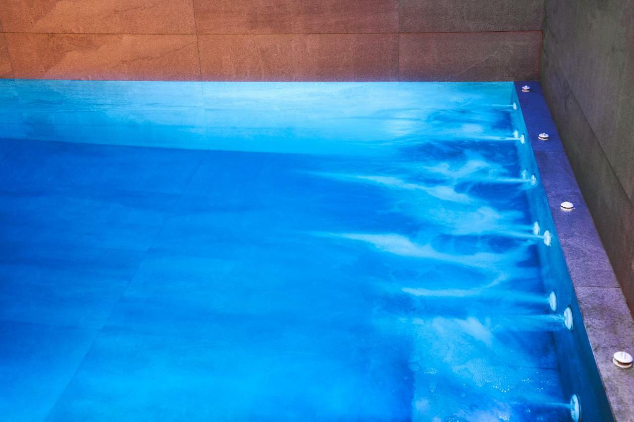 Uma Ray Suites Fira  Exteriör bild